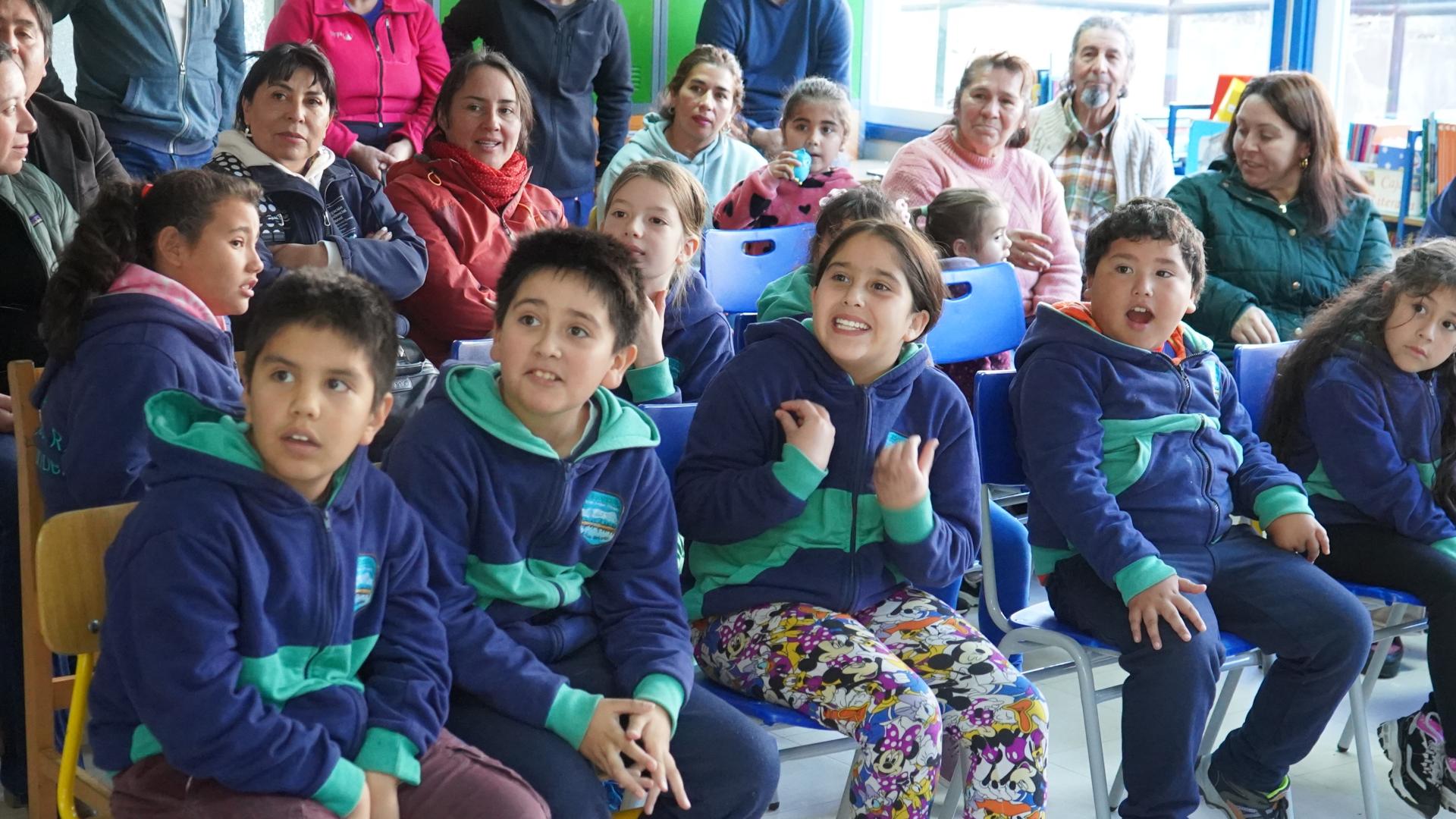 Niños de Bahía Murta se sorprenden ante réplica de Chilesaurus diegosuarezi