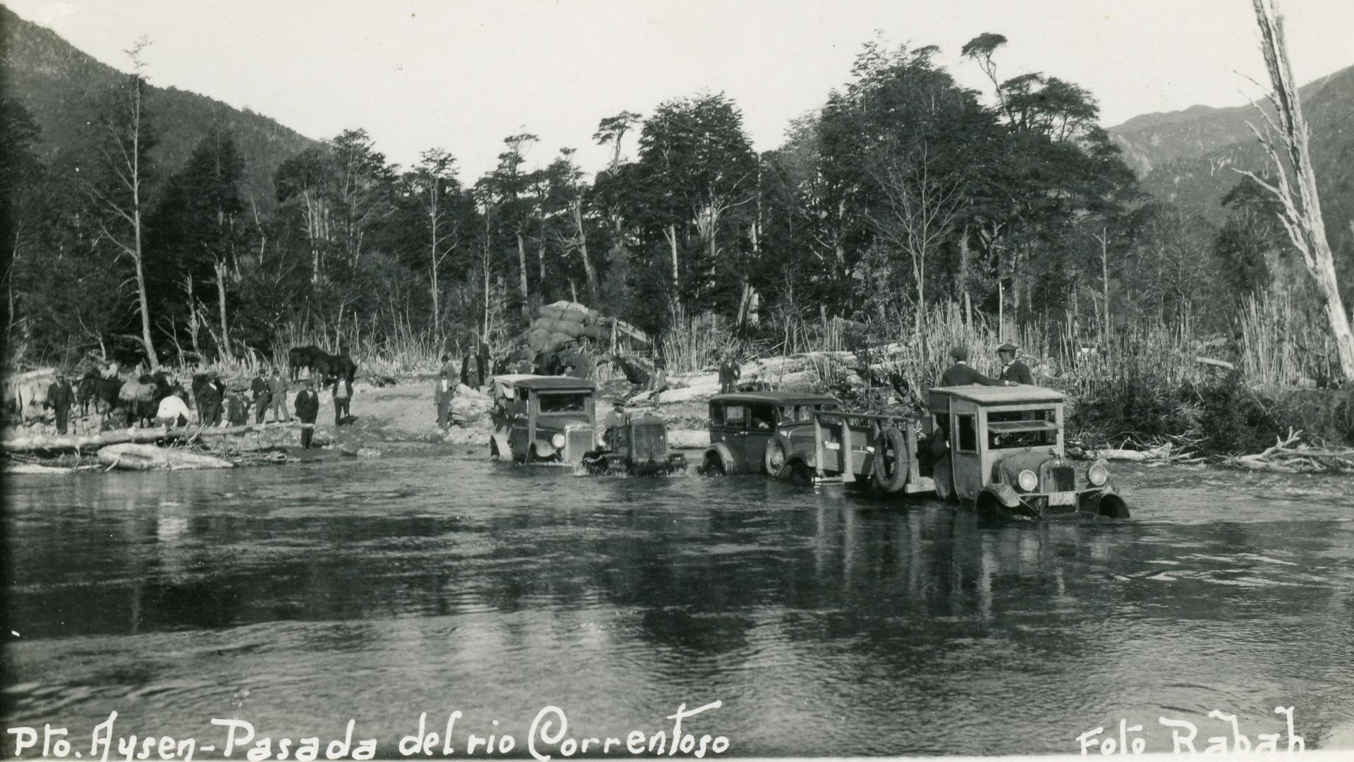 Caravana de autos cruzando río Correntoso