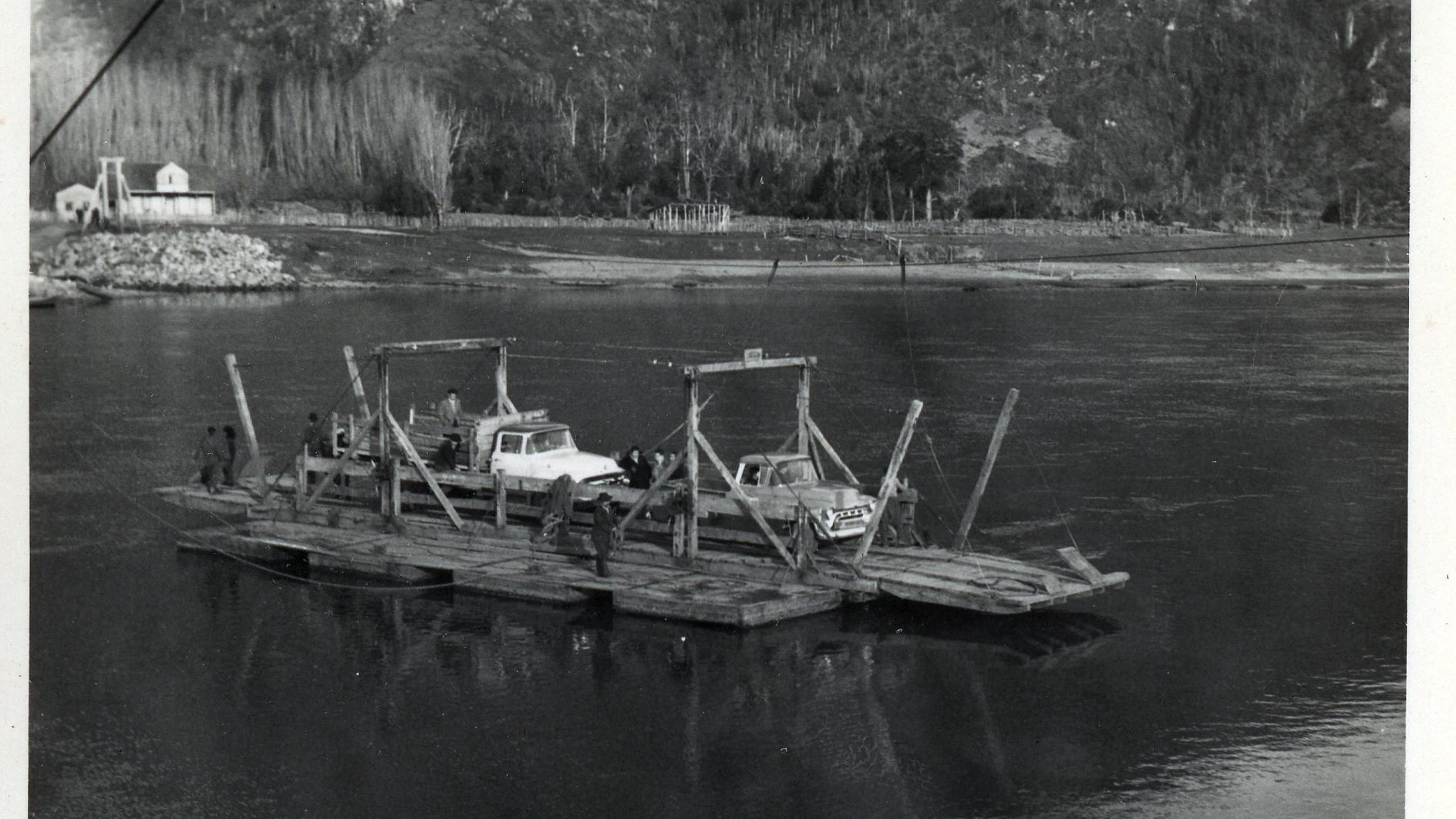 Balsa sobre río Aysén